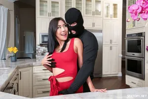 Cô gái công chức trong sạch 22 tuổi làm việc tại một cơ quan có cuộc sống riêng tư rất khác biệt và được bú cu với một ông chủ lợn béo bốn mắt 1080P không cần nước