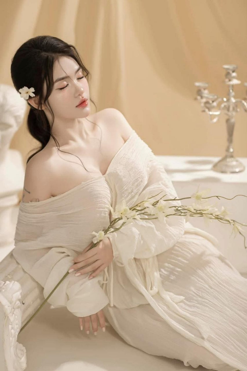 Cô gái nhà kế bên thích mặc đồ xuyên thấu